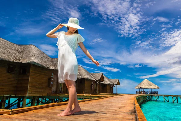 Vacker Ung Kvinna Framför Vatten Lyxvillor Stående Den Tropiska Stranden — Stockfoto