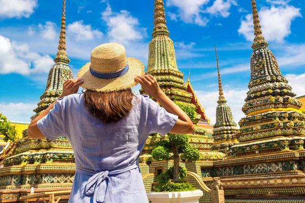 Kobieta Podróżująca Wat Pho Temple Bangkoku Letni Dzień — Zdjęcie stockowe