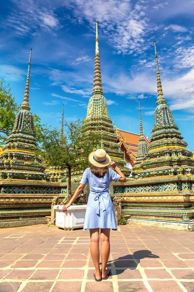 Kobieta Podróżująca Wat Pho Temple Bangkoku Letni Dzień — Zdjęcie stockowe