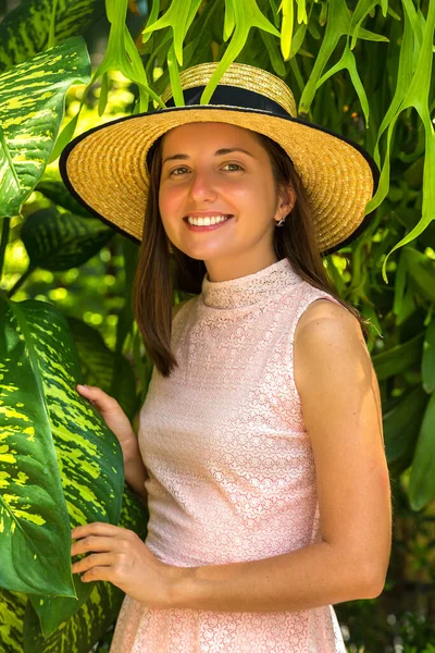 Giovane Bella Donna Che Indossa Abito Rosa Cappello Paglia Posa — Foto Stock