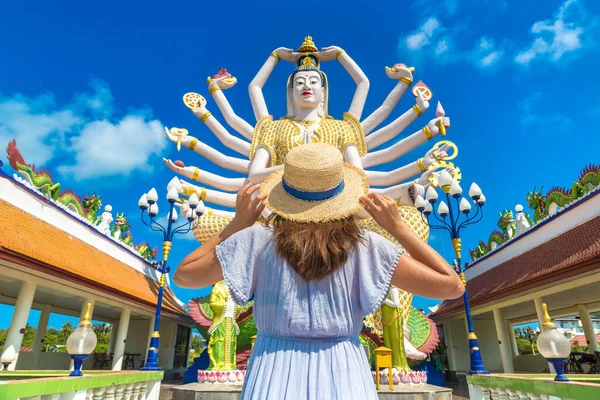 Női Utazó Kék Ruhát Szalmakalapot Visel Shiva Szobornál Wat Plai — Stock Fotó