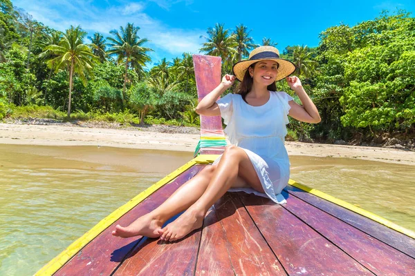タイの熱帯の島の近くのボートでリラックスした幸せな旅行者の女性 — ストック写真