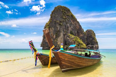 Tayland geleneksel uzun kuyruklu teknesi Krabi Phra Nang Sahili, Ao Nang, Tayland