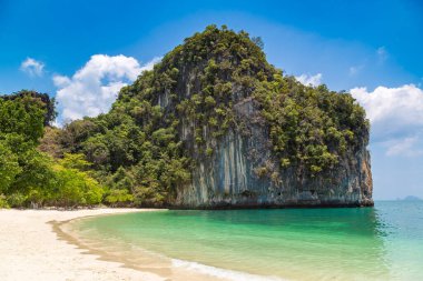 Tayland, Krabi 'deki Koh Hong adasında tropik bir sahil.