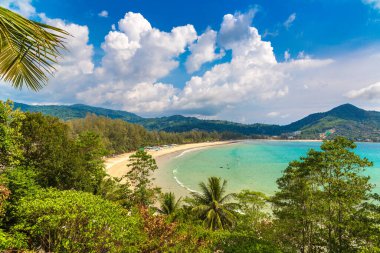 Güneşli bir günde Tayland, Phuket Adası 'ndaki Kamala plajının panoramik manzarası