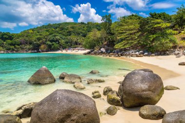 Phuket Adası 'ndaki cennet kumsalı, güneşli bir günde Tayland
