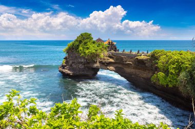 Pura Batu Bolong Tapınağı Bali, Endonezya 'da güneşli bir günde