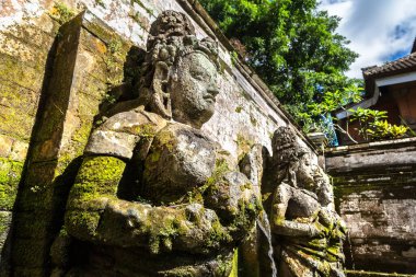 Güneşli bir günde Endonezya, Bali 'deki Pura Goa Gajah' daki kutsal gölet (Fil mağarası tapınağı)
