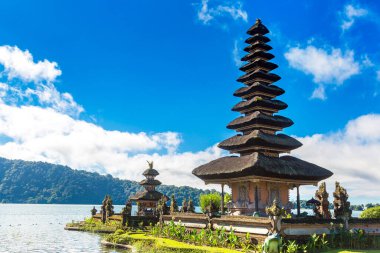 Pura Ulun Danu Beratan Bedugul Tapınağı Bali, Endonezya 'da bir gölde