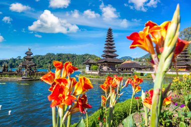 Pura Ulun Danu Beratan Bedugul Tapınağı Bali, Endonezya 'da bir gölde