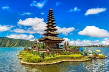 Pura Ulun Danu Beratan Bedugul Tapınağı Bali, Endonezya 'da bir gölde