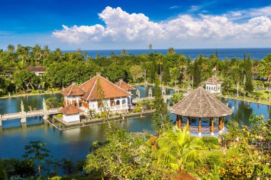 Karangasem 'in panoramik manzarası Taman Ujung, Endonezya, Bali' deki Su Sarayı güneşli bir günde