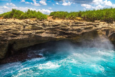 Güneşli bir günde Nusa Lembongan adasında Şeytanın Gözyaşı, Bali, Endonezya