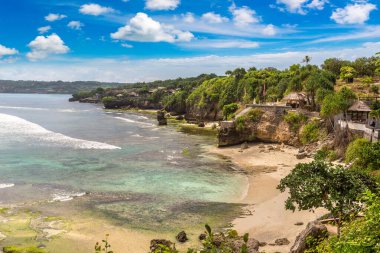 Güneşli bir günde, Nusa Ceningan adasında Rocky plajı, Bali, Endonezya