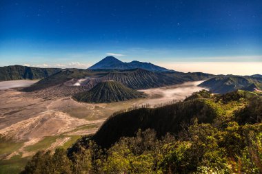 Endonezya 'daki Java Adası, Bromo volkanında gün doğumu. Panoramik hava görüntüsü