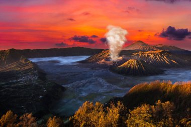 Endonezya 'daki Java Adası, Bromo volkanında gün doğumu. Panoramik hava görüntüsü