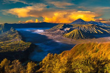Endonezya 'daki Java Adası, Bromo volkanında gün doğumu. Panoramik hava görüntüsü