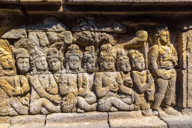 Yogyakarta kenti yakınlarındaki Buddist tapınağı Borobudur 'deki tarihi oymaların hafifletilmesi, Orta Cava, Endonezya