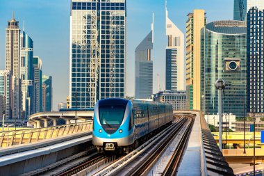 Dubai metro hattı Dubai 'de bir yaz günü, Birleşik Arap Emirlikleri