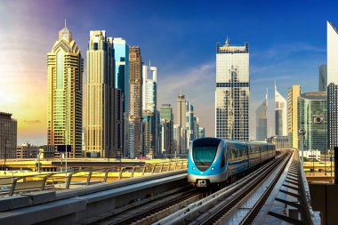 Dubai metro hattı Dubai 'de bir yaz günü, Birleşik Arap Emirlikleri