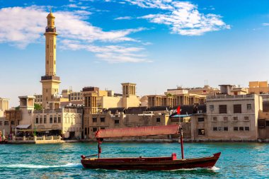 Abra - eski geleneksel ahşap tekne ve Dubai Körfezi 'ndeki Dubai Mescidi Camii, Birleşik Arap Emirlikleri