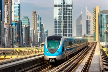 Dubai metro hattı Dubai 'de bir yaz günü, Birleşik Arap Emirlikleri
