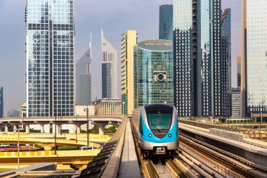 Dubai metro hattı Dubai 'de bir yaz günü, Birleşik Arap Emirlikleri