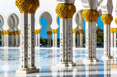 Bir yaz günü Abu Dabi 'deki Şeyh Zayed Büyük Camii, Birleşik Arap Emirlikleri