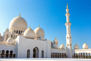 Bir yaz günü Abu Dabi 'deki Şeyh Zayed Büyük Camii, Birleşik Arap Emirlikleri