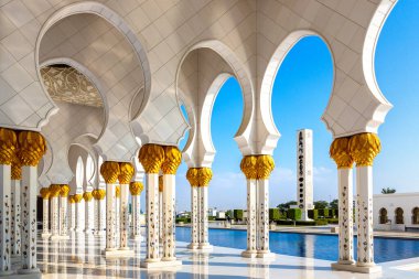 Bir yaz günü Abu Dabi 'deki Şeyh Zayed Büyük Camii, Birleşik Arap Emirlikleri