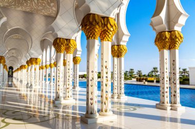 Bir yaz günü Abu Dabi 'deki Şeyh Zayed Büyük Camii, Birleşik Arap Emirlikleri
