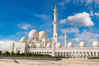 Bir yaz günü Abu Dabi 'deki Şeyh Zayed Büyük Camii, Birleşik Arap Emirlikleri