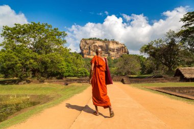 Sigiriya, Sri Lanka 'daki Lion Rock' taki Budist keşiş.
