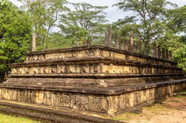 Polonnaruwa Arkeoloji Müzesi 'ndeki Kral Nishshanka Malla (Nissanka Malla) sarayının kalıntıları, Sri Lanka