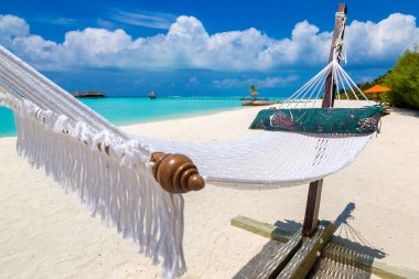 Güneşli bir yaz gününde tropik cennet okyanus sahilinde romantik bir hamak.