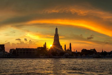 Wat Arun Tapınağı Bangkok Tayland 'da güzel bir gün batımı..