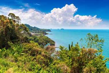 Güneşli bir günde Tayland 'ın Koh Chang adasının panoramik hava manzarası
