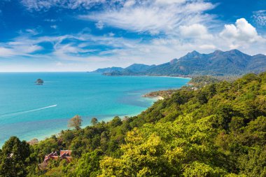 Güneşli bir günde Tayland 'ın Koh Chang adasının panoramik hava manzarası