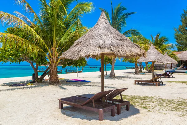 Sombrillas Tumbonas Palmeras Una Playa Tropical Día Soleado —  Fotos de Stock