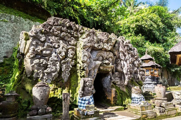 象の洞窟 ガジャ寺院 インドネシア晴れた日に — ストック写真
