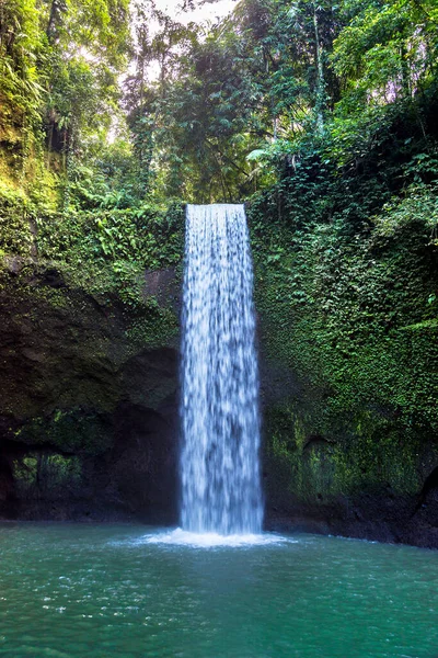 印度尼西亚巴厘岛的Tibumana瀑布 阳光灿烂 — 图库照片