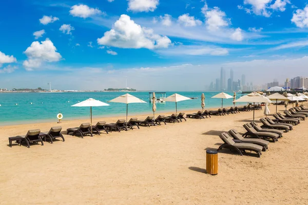 Sunbeds Umbrellas Beach Luxury Hotel Abu Dhabi Summer Day United — Stock Photo, Image