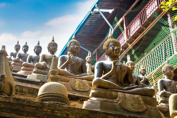 Gangaramaya Budist Tapınağı Ndaki Buda Heykelleri Colombo Güneşli Bir Günde — Stok fotoğraf
