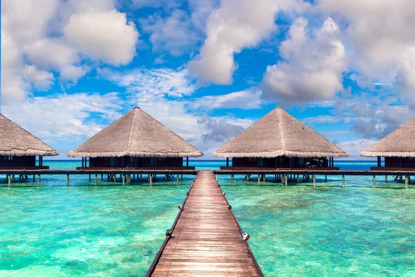 Vattenvillor Bungalows Och Träbro Vid Den Tropiska Stranden Maldiverna Sommardagen — Stockfoto