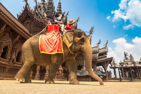 Turyści Jeździć Słoń Wokół Sanktuarium Prawdy Pattaya Tajlandia Letni Dzień — Zdjęcie stockowe