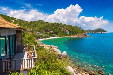 Tayland 'daki Koh Tao adasındaki bungalovun panoramik hava manzarası