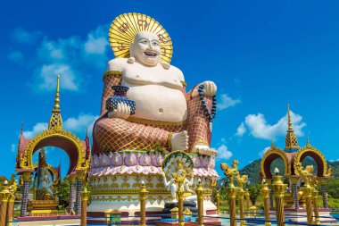 Wat Plai Laem Tapınağı, Samui, Tayland 'da bir yaz günü gülümseyen ya da mutlu Buda heykeli