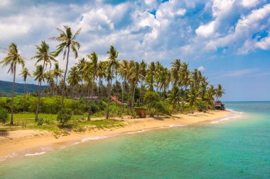 Güneşli bir günde Tayland 'ın Koh Lanta Yai adasında Khong Klong plajı