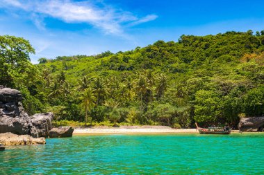 Güneşli bir günde Koh Mook adasında kumsal, Tayland