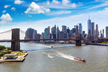 New York City, New York 'taki Brooklyn Köprüsü' nün panoramik manzarası.